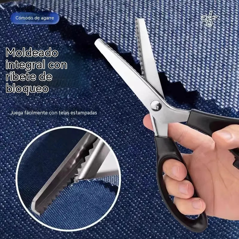 ✂️【Compra 1 y llévate 1 gratis】 🧵 Corta varias capas sin fatiga en las manos: tijeras de zig-zag de acero inoxidable de alta calidad. Diseño ergonómico con empuñadura suave. Envío gratuito al Reino Unido.