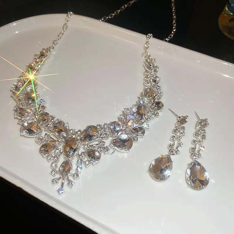 💎👑【Collar + Pendientes】Conjunto de collar y pendientes en forma de lágrima con incrustaciones de diamantes súper brillantes.