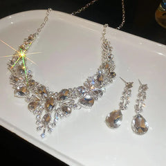 💎👑【Collar + Pendientes】Conjunto de collar y pendientes en forma de lágrima con incrustaciones de diamantes súper brillantes.
