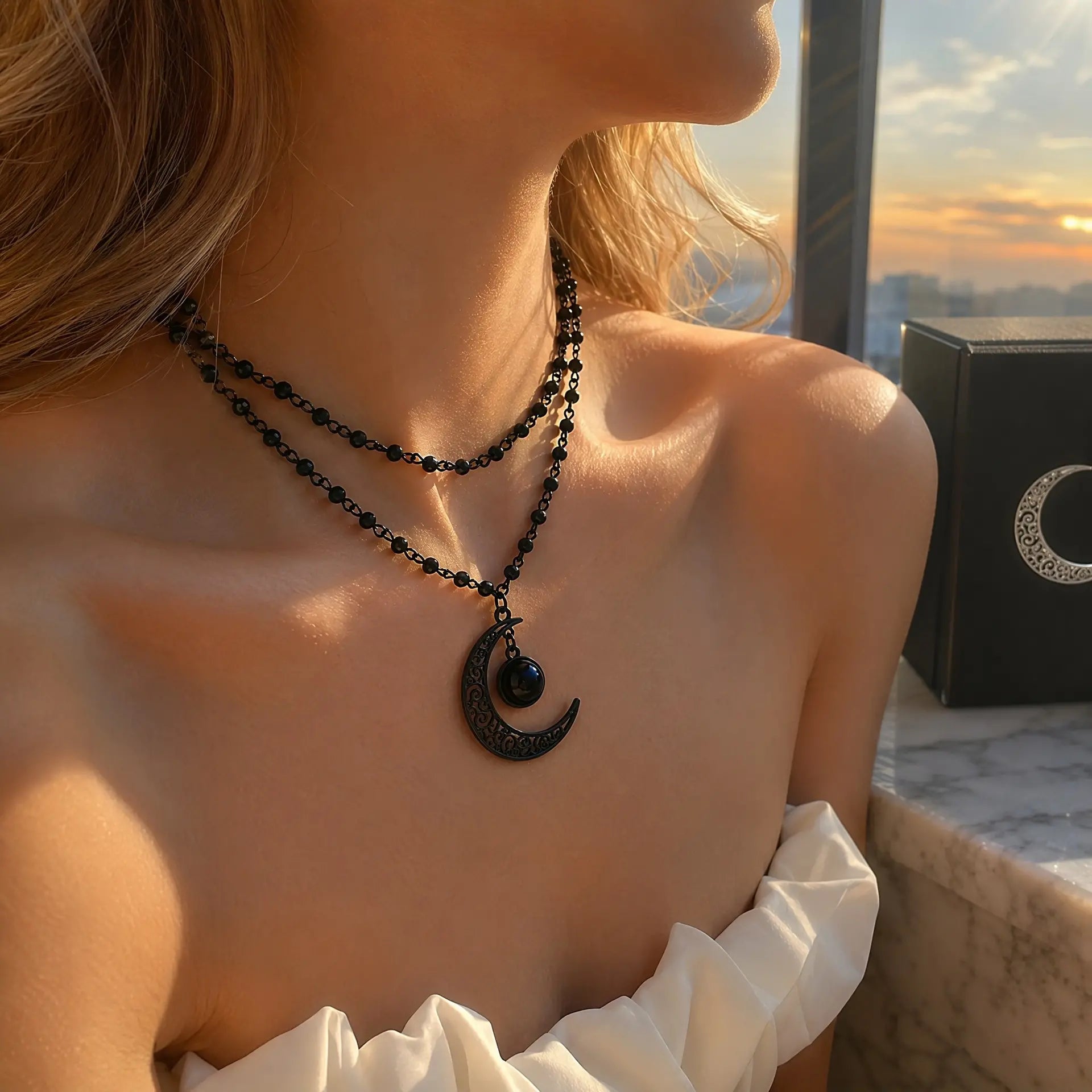 ✨Collar gótico de cuentas de cristal oscuro con colgante de aleación con luna calada🌙