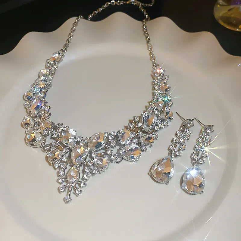 💎👑【Collar + Pendientes】Conjunto de collar y pendientes en forma de lágrima con incrustaciones de diamantes súper brillantes.